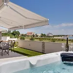 빌라 Beachfront Sun Garden By Adex Travel *