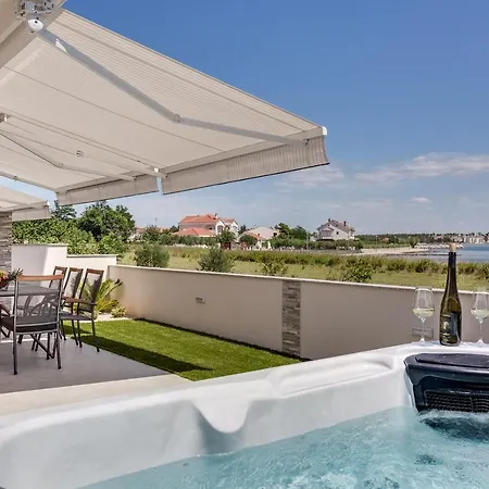 Willa Beachfront With Hot Tubs Sun Garden *