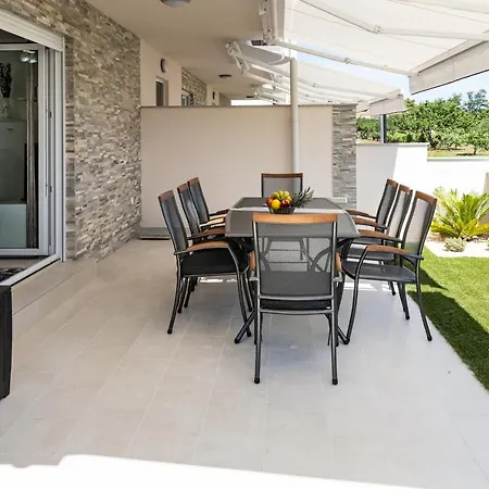 Willa Beachfront With Hot Tubs Sun Garden Privlaka (Zadar)