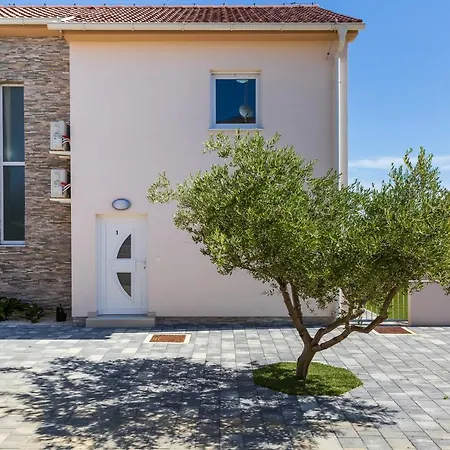 Beachfront With Hot Tubs Sun Garden Privlaka (Zadar)