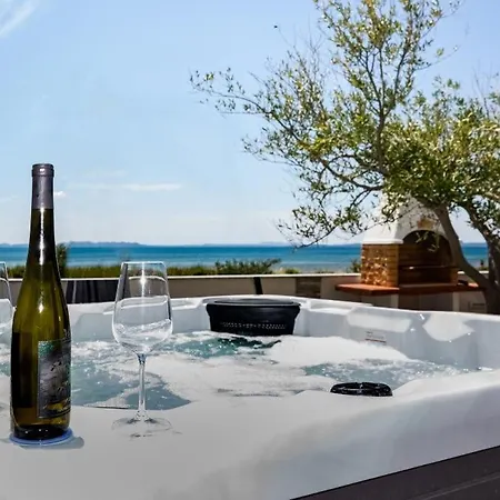 Vila Beachfront Sun Garden By Adex Travel *