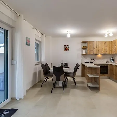 Willa Beachfront With Hot Tubs Sun Garden *