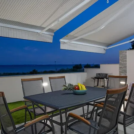 Beachfront With Hot Tubs Sun Garden * Privlaka (Zadar)