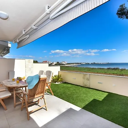 Beachfront With Hot Tubs Sun Garden * Privlaka (Zadar)