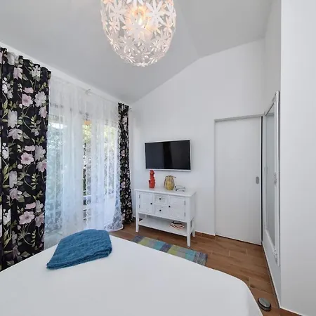 Beachfront With Hot Tubs Sun Garden * Privlaka (Zadar)